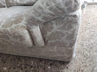 Sofá de tela beige y blanco