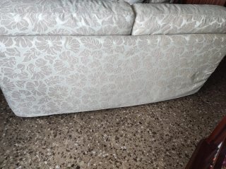 Sofá de tela beige y blanco