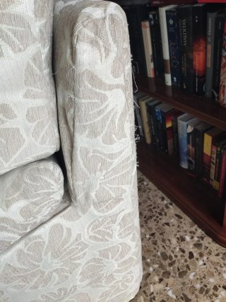 Sofá de tela beige y blanco