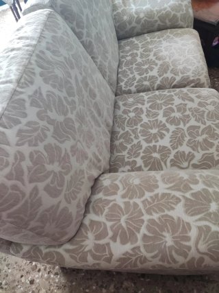 Sofá de tela beige y blanco