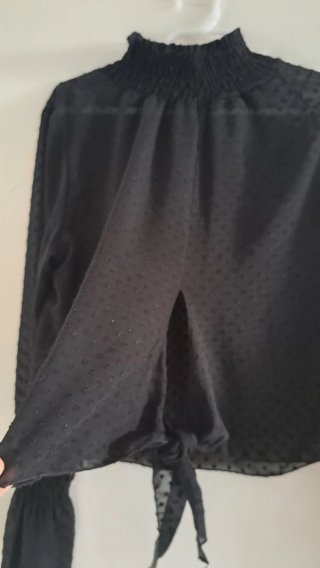 Camisa negra con cuello alto y lazada