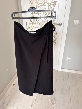 Falda Zara negra cruzada