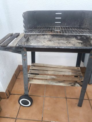 Barbacoa de metal y madera