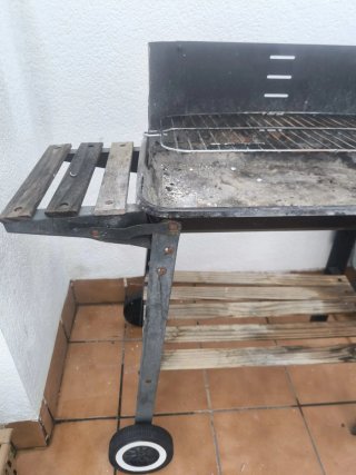 Barbacoa de metal y madera