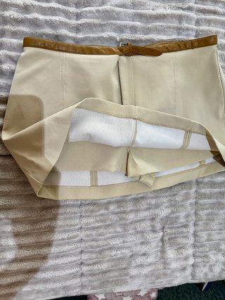 Minifalda blanca con detalle marrón y botines