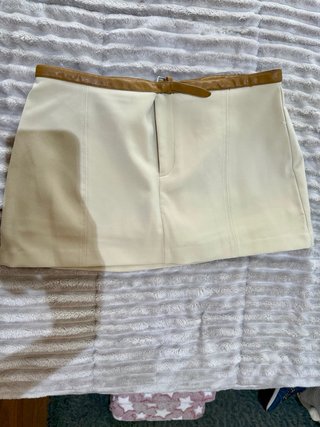Minifalda blanca con detalle marrón y botines