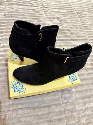 Minifalda blanca con detalle marrón y botines