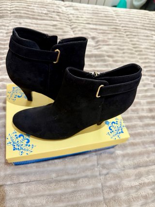 Minifalda blanca con detalle marrón y botines