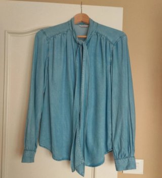Blusa vaquera con lazada al cuello
