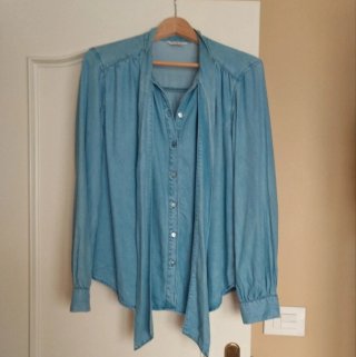 Blusa vaquera con lazada al cuello