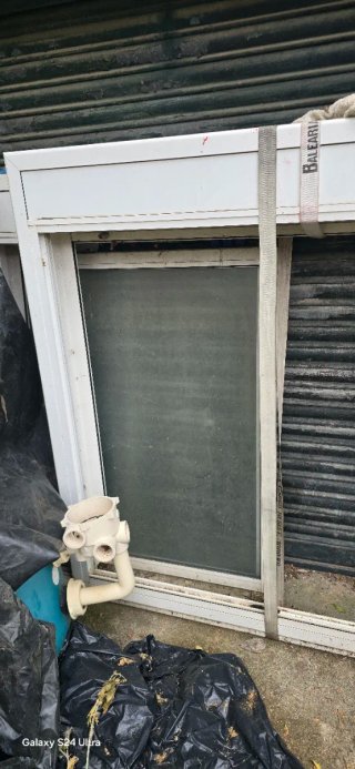 Ventana de aluminio blanca