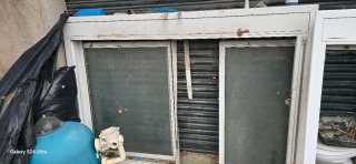 Ventana de aluminio blanca