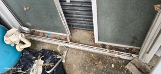 Ventana de aluminio blanca