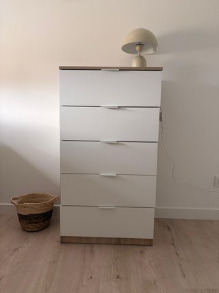 Cajonera de madera blanco y marrón.