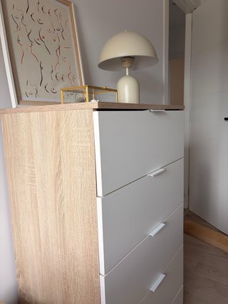 Cajonera de madera blanco y marrón.
