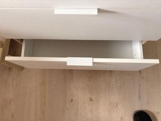 Cajonera de madera blanco y marrón.
