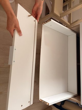 Cajonera de madera blanco y marrón.
