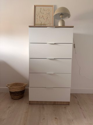 Cajonera de madera blanco y marrón.