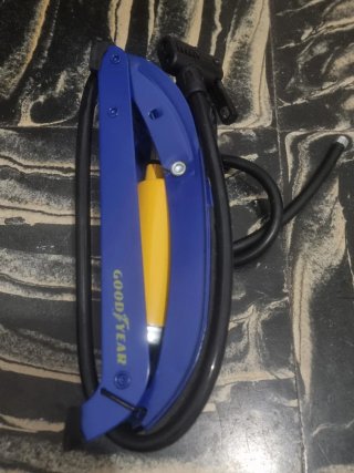 Bomba de pie Goodyear con manómetro