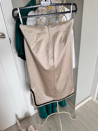 Falda midi beige y negra