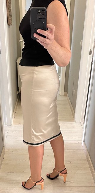 Falda midi beige y negra