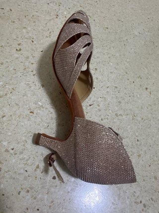Zapatos de baile latino dorados