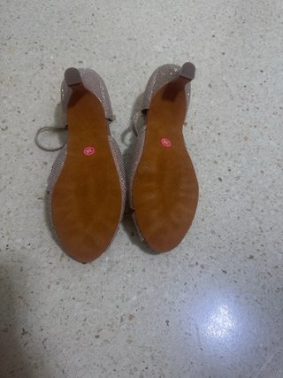 Zapatos de baile latino dorados