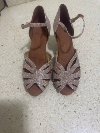 Zapatos de baile latino dorados