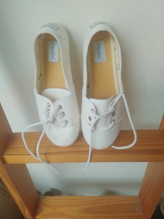 Tenis sin estrenar talla treinta y tres