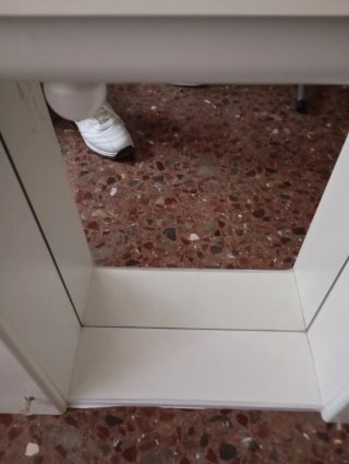 Mueble de baño blanco con espejo