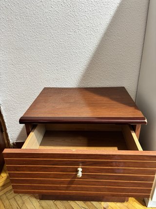 Mesita de noche de madera