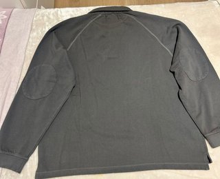 Polo YUXUS gris con detalles de hilo