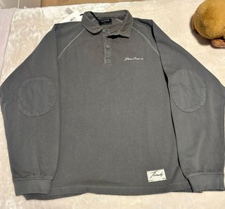 Polo YUXUS gris con detalles de hilo