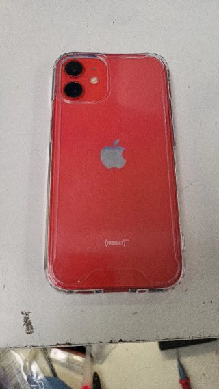 iPhone 12 mini con funda +portátil HP