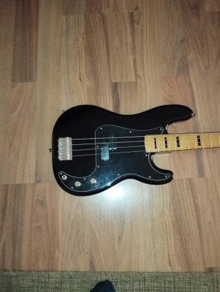 Bajo Fender Squier Classic Vibe 70s con Dimarzio.
