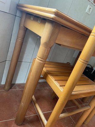 Mesa y 2 Sillas de Madera