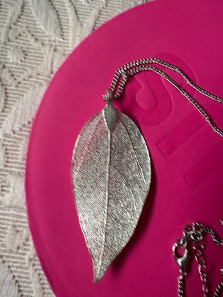 Collar hoja plateado