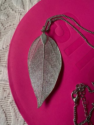 Collar hoja plateado