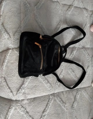 Mini mochila negra de terciopelo