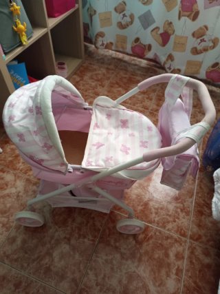 Carrito de muñecas rosa con estampado de mariposas
