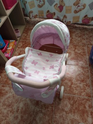 Carrito de muñecas rosa con estampado de mariposas