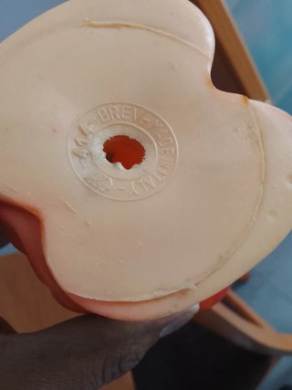 Muñeco de goma vintage tocando violín