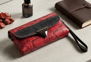Bolso de mano piel vacuno, efecto serpiente
