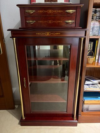 Mueble Vitrina Madera y Cristal