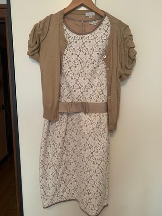 Vestido de encaje, chaqueta punto , zapatos Lodi