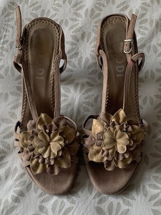 Vestido de encaje, chaqueta punto , zapatos Lodi