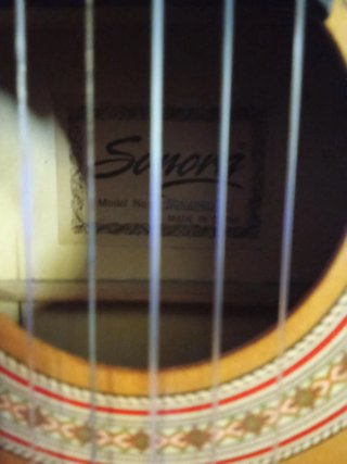 Guitarra Clásica con Diseño de Toro