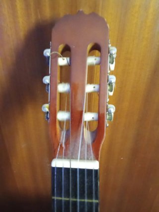 Guitarra Clásica con Diseño de Toro