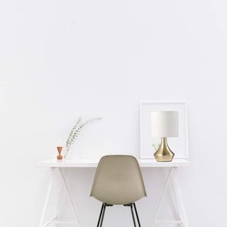 Lámpara de mesa dorada metal tela