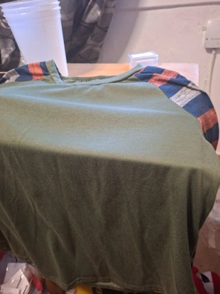 Camiseta verde con mangas estampadas